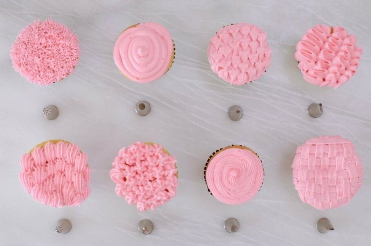 Diferentes acessórios para sacos de confeitar e quais padrões eles fazem - exemplos com cupcakes