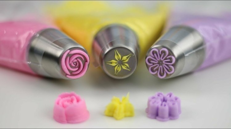 Bicos russos com rosa e outras flores para motivos prontos