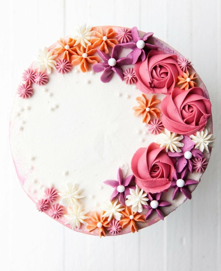 Crie flores diferentes para decorar o bolo com bicos diferentes