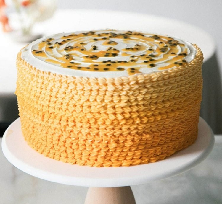 Bolo de maracujá com decoração elaborada com bico estrela