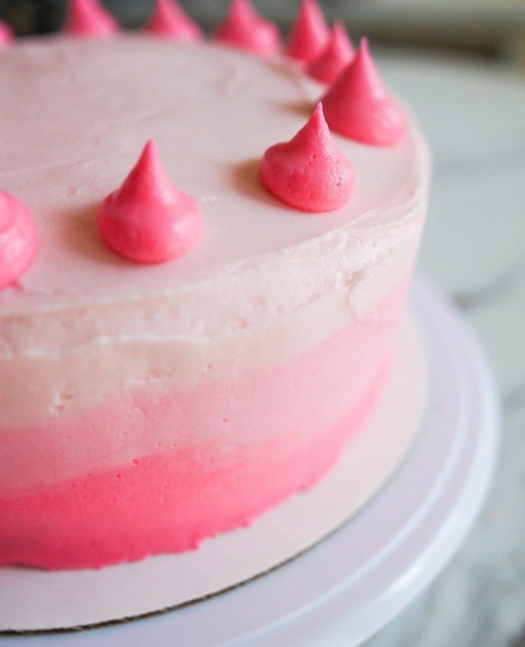 Bolo de ombre rosa com gotas de rosa como decoração