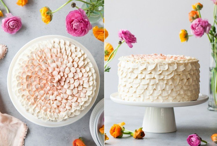 Bolo fantástico com pétalas de flores polvilhadas com um acessório de flores