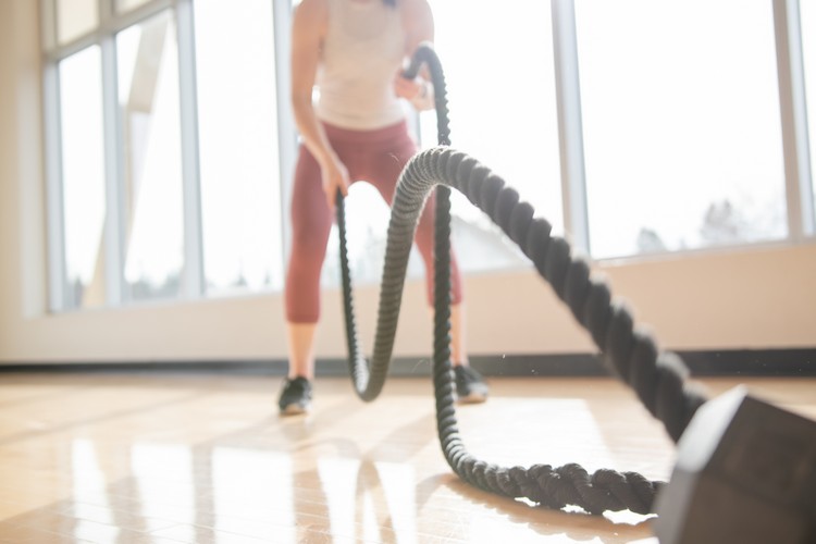 Exercícios de Battle Rope Treino de cordas selvagens - plano de treino da parte superior do corpo para mulheres