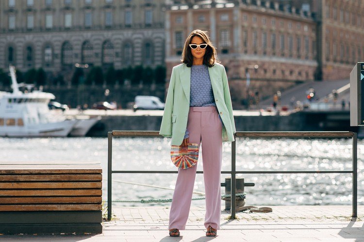 Combine roupas de inverno em blazers grandes em tons pastel