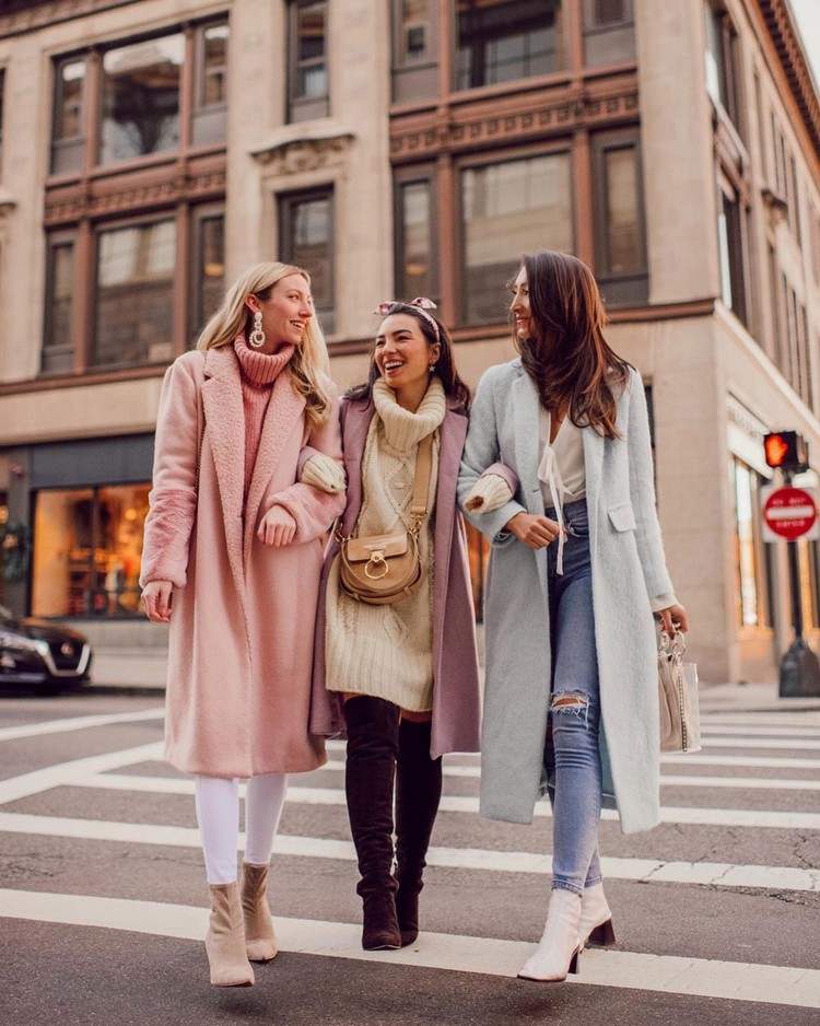 Tendências de casaco 2021 roupa de inverno em tons pastel, tendências da moda feminina