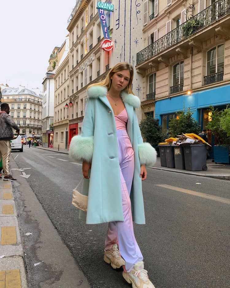 Tendências de tênis, roupa de inverno 2021 em tons pastel