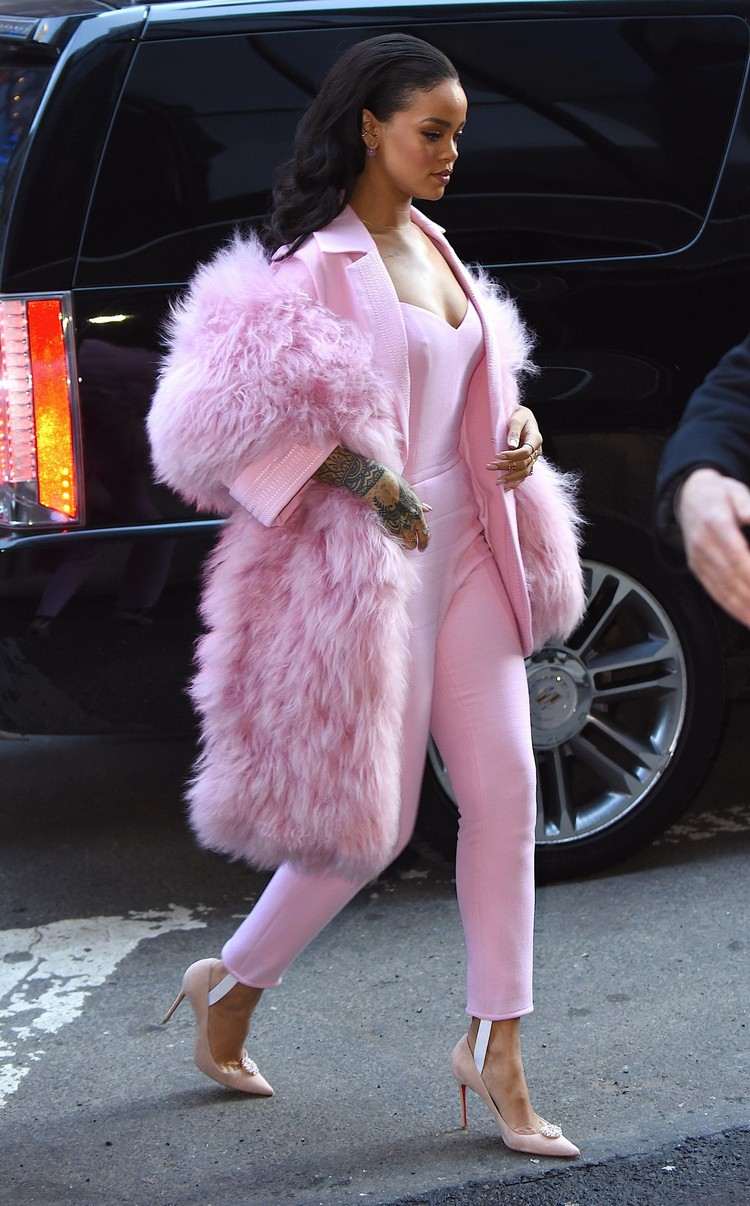 Combine roupas de Rihanna como cores pastel no inverno