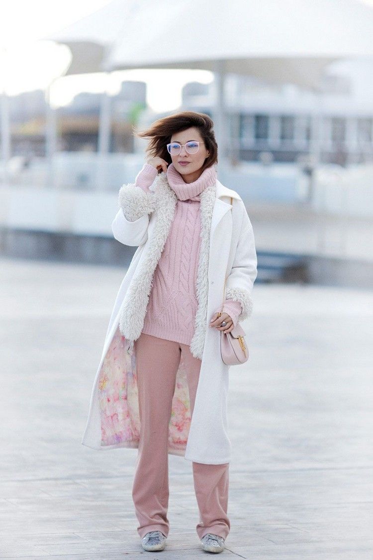 Casacos de pelúcia combinam cores pastel com roupas de inverno