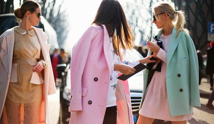 Roupa de inverno em tons pastel azul bebê cores tendência primavera 2021