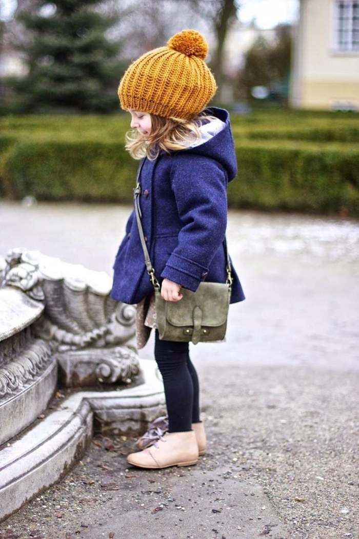 design-roupas-garotinha-casaco-de-inverno-pele-azul-amarelo-chapéu