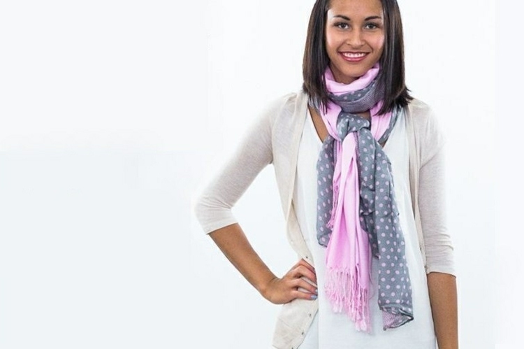 Combine dois lenços em cores diferentes para uma roupa elegante