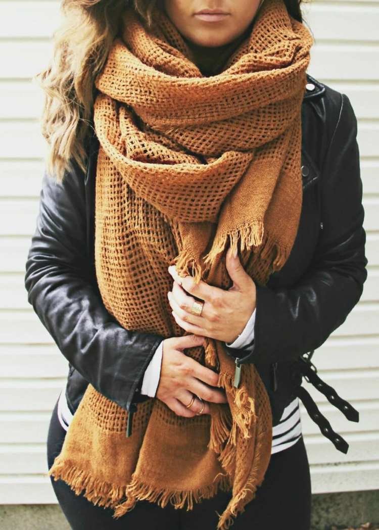 Roupa de inverno atraente com jaqueta de couro e lenço marrom