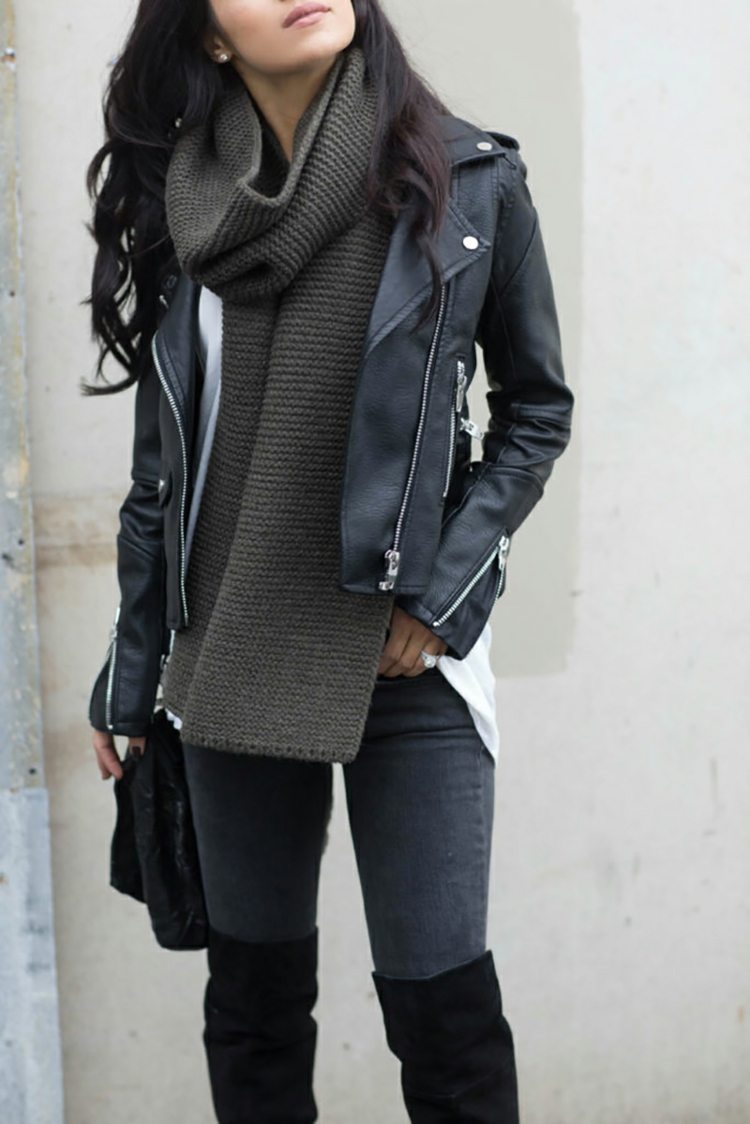 Lenço largo com jaqueta de couro e botas de inverno