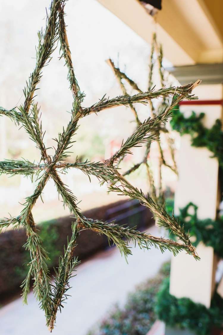 decoração de natal com flocos de neve ramos de alecrim ideia simples cobertor pendente