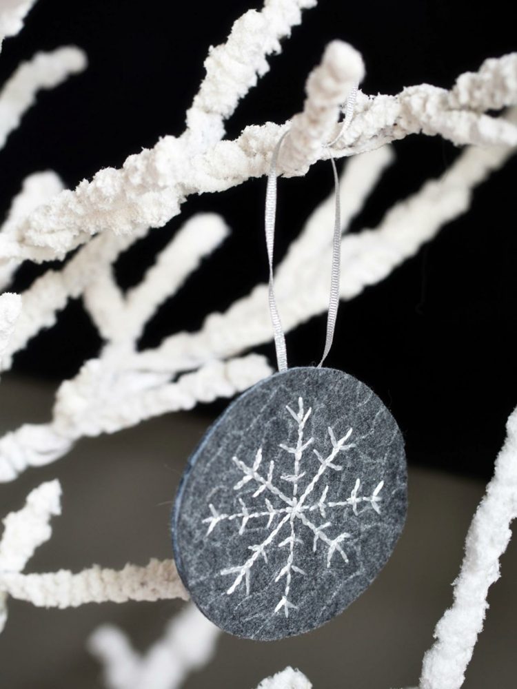 decoração de natal com flocos de neve feltro ideia cinza costura pingentes de floco de neve
