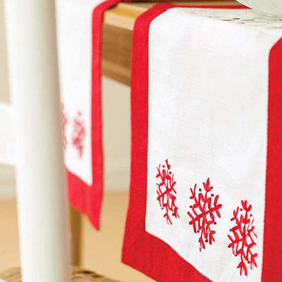 Decore as decorações de Natal com um corredor de mesa de flocos de neve de costura