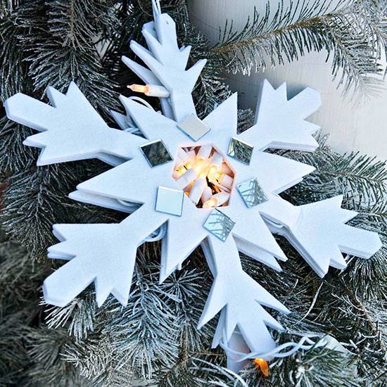 Faça você mesmo flocos de neve de feltro leves correntes entre os espelhos