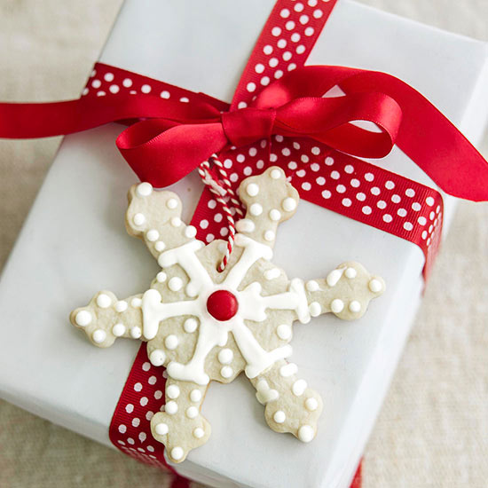 Decoração de Natal com flocos de neve em formato de biscoito de massa salgada