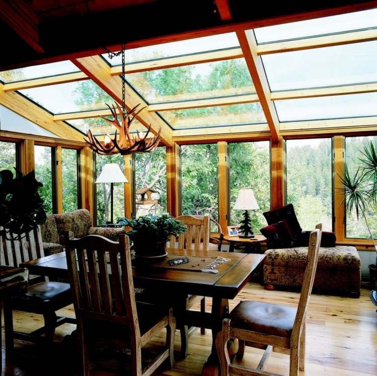 jardim de inverno-madeira-construa-você-dicas-estilo-country-alm-móveis de madeira sólida-piso de madeira-telhado de vidro-lustre-chifres