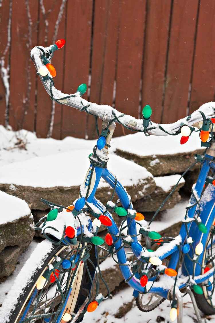 Deco de janeiro a março envolve luzes de fada em volta da bicicleta