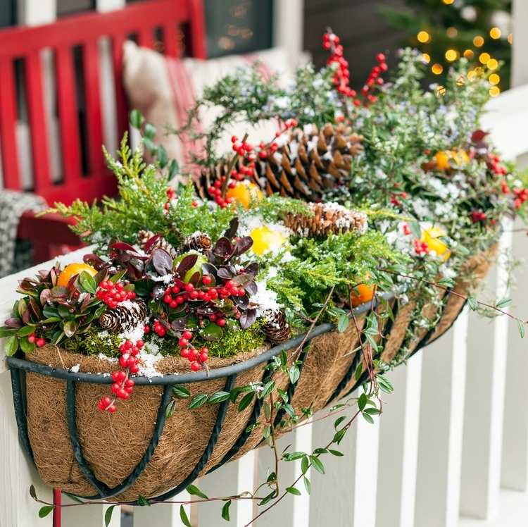 Decoração de inverno em janeiro Decore a cesta de plantas com materiais naturais para a parte externa do peitoril da janela