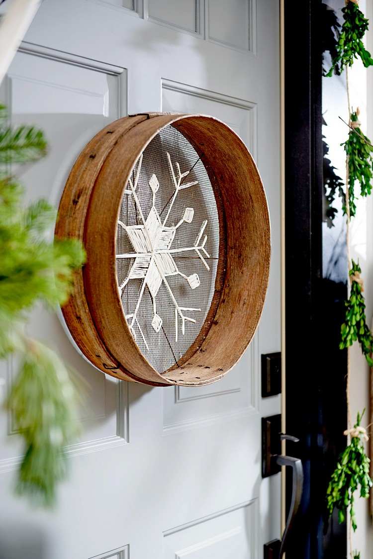Decoração em janeiro para a porta da frente com motivos de floco de neve