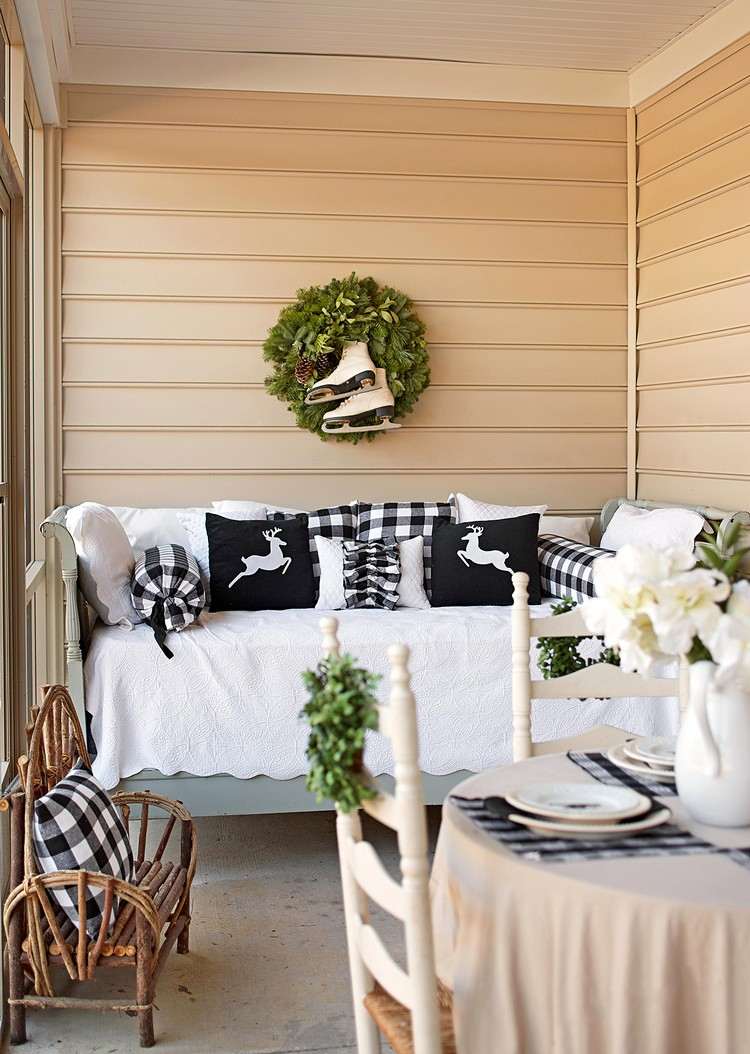 Decoração em janeiro para a coroa e o trenó da porta de entrada da casa