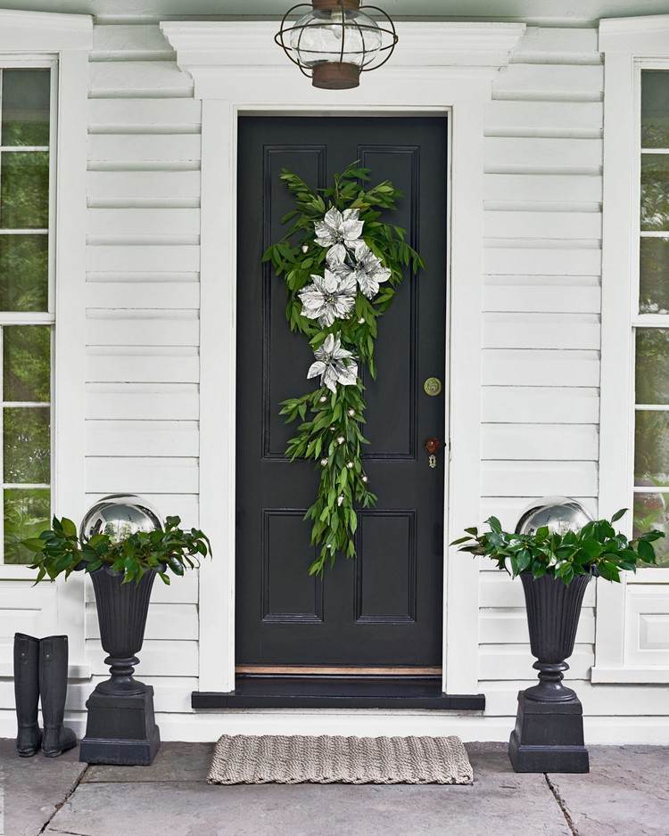 Decoração em janeiro para o passeio da casa com guirlanda feita de materiais naturais e flores de papel