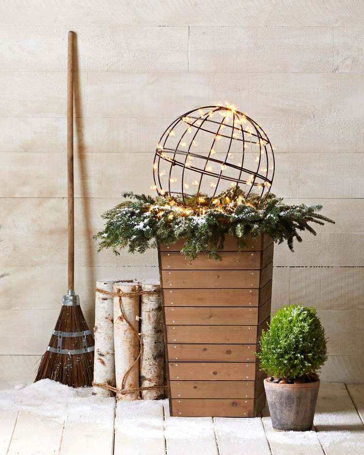 Decoração de inverno para o exterior depois do Natal Bola de decoração feita de metal com uma corrente de luzes