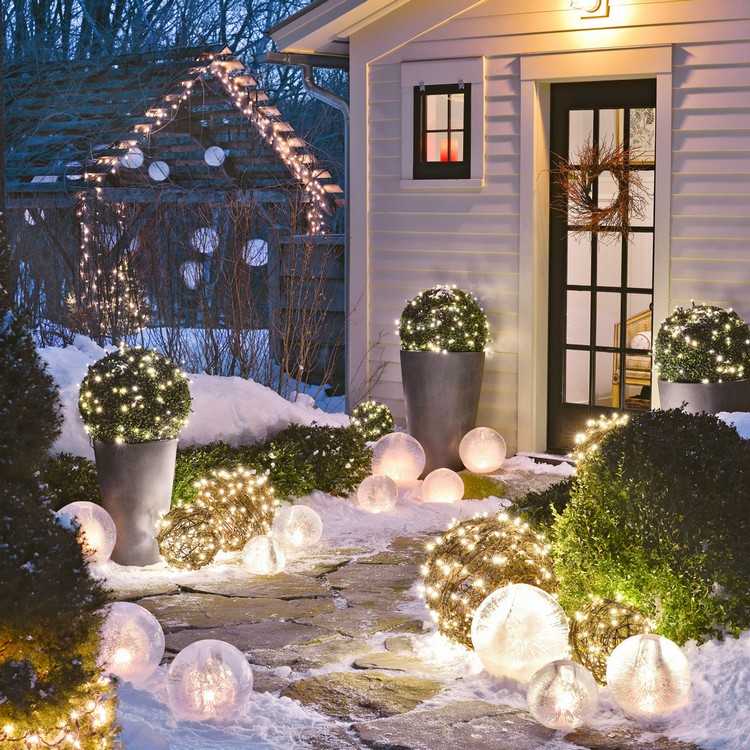 Decoração em janeiro com iluminação de jardim em aspecto de geada