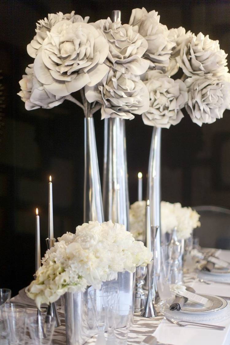 idéias de decoração de mesa vaso elegante flores brancas de prata velas de mesa