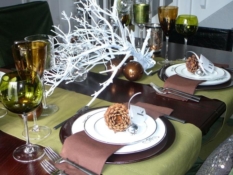 mesa-de-inverno-decoração-ideias-natal-advento-cones-marrom-verde-elegante-