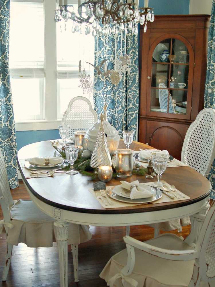 wintry-table-decoration-ideas-christmas-advent-elegant-antique-furniture-lustre-mesa-de-jantar