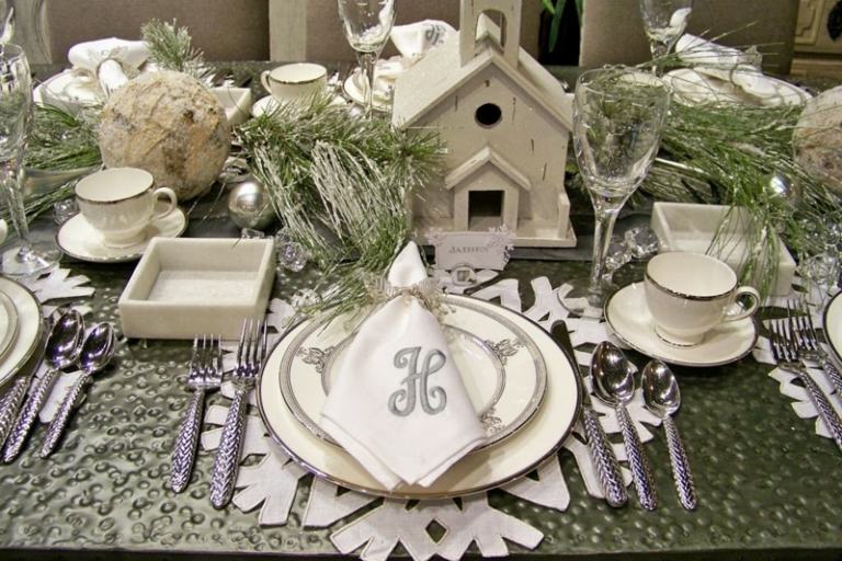 idéias de decoração de mesa branco prata acentos floco de neve placemat house