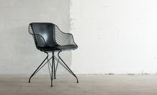 Cadeira de design - assento de couro - construção de aço revestido de preto - Overgaard-Dyrman