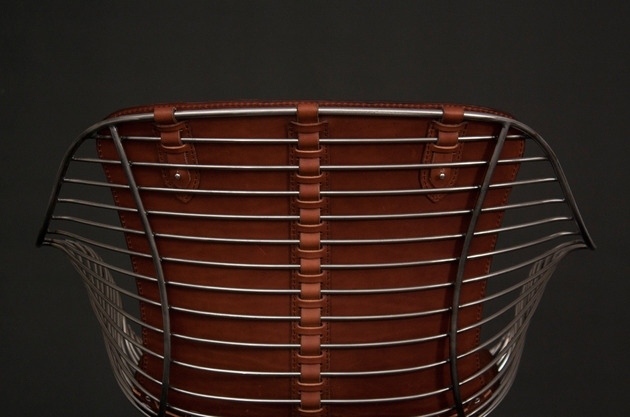 Cadeira de design tubular com estrutura de aço lixada com revestimento transparente