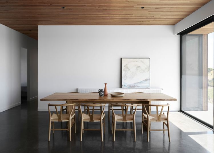 cadeira wishbone icônica cadeira hans wegner design dinamarquês mesa de jantar sala de estar teto de madeira porta de vidro deslizante imagem