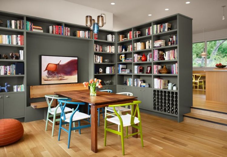 cadeira triangular colorida combina estante verde azul cinza livros com piso laminado