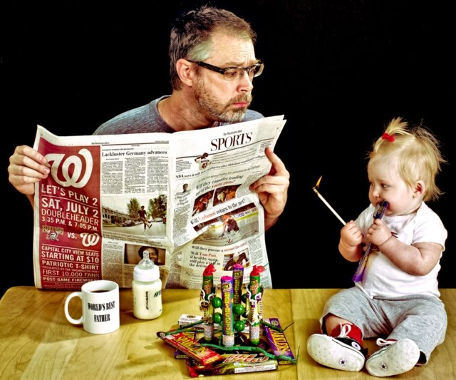 fotos de ideias engraçadas acendem velas de jornal