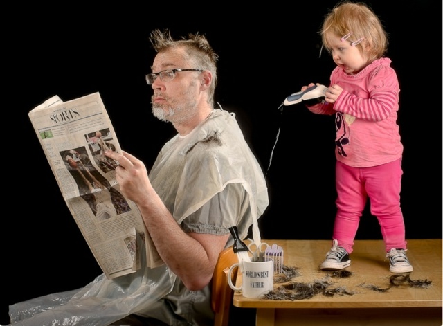 foto engraçada de dave engledow Alice fazendo a barba