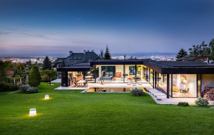 Paredes feitas de vidro-fora-luz-telhado plano-casa-jardim-gramado-arquitetura moderna