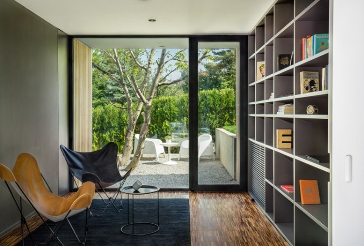 parede de vidro-dentro-sala de leitura-biblioteca-parede-poltrona-piso de bambu