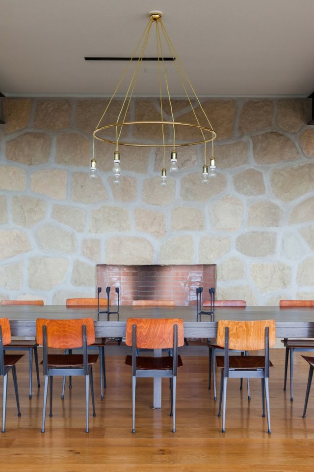 Lareira com lustre de móveis de metal estilo country