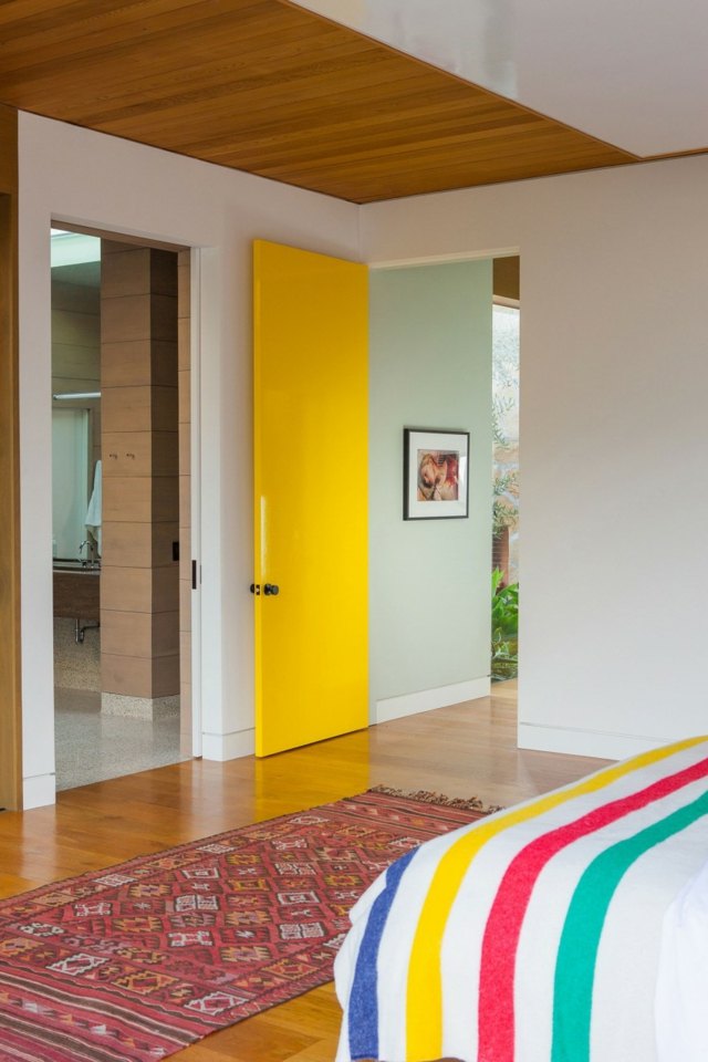 Tiras de edredão originais Kilim com porta amarela com configuração de quarto