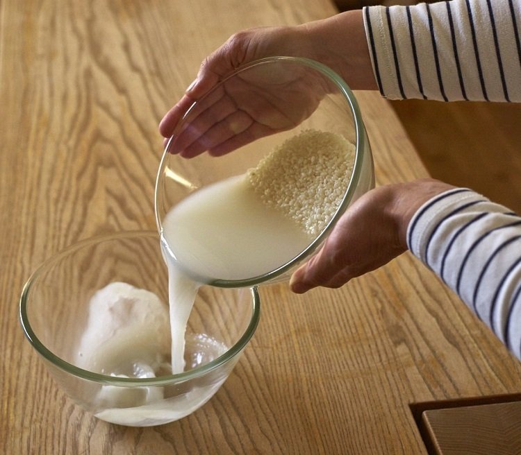 Faça você mesmo água de arroz sem deixá-la fermentar