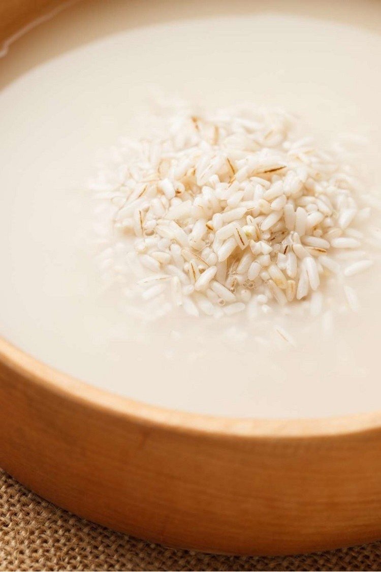 Água de arroz tem amido, água branca e leitosa