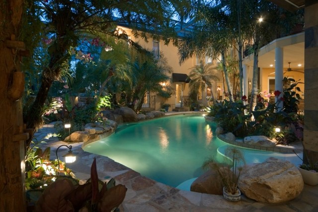 Jardim tropical com piscina ideias de iluminação noturna eficazes