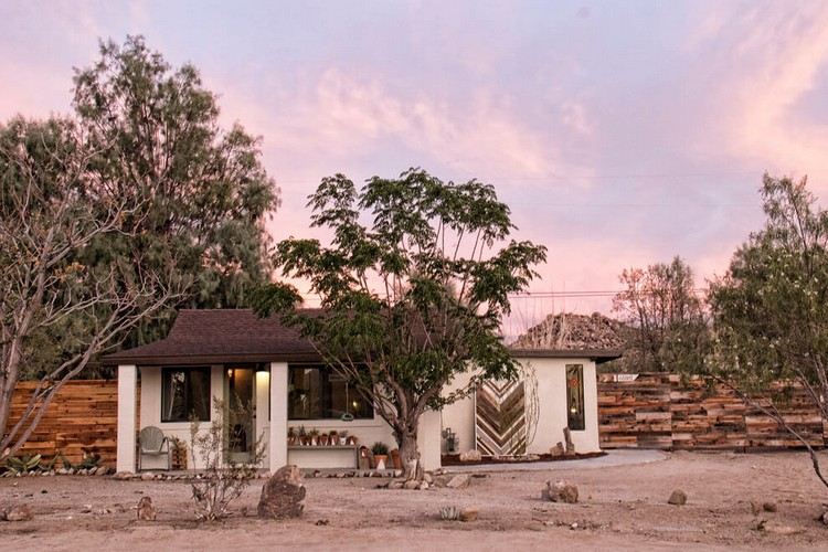 Morando em um estilo boêmio small-desert-house-california