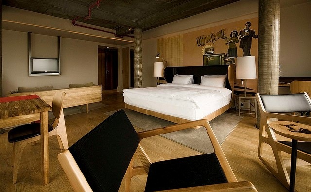 Parede de pôster com decoração de apartamento de cobertura com móveis modernos de madeira