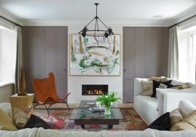 Sala de estar configurada parede lareira poltrona de couro sofá branco